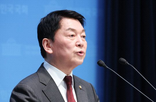 안철수 국민의힘 의원이 지난 3월23일 국회 소통관에서 최상목 대통령 권한대행에 대한 민주당과 야당의 탄핵소추안 발의와 관련한 기자회견을 열고 "대한민국 체제를 파괴하는 이재명 대표는 정계를 은퇴하고 재판에 전념하라"고 말하고 있다.<연합뉴스 사진>